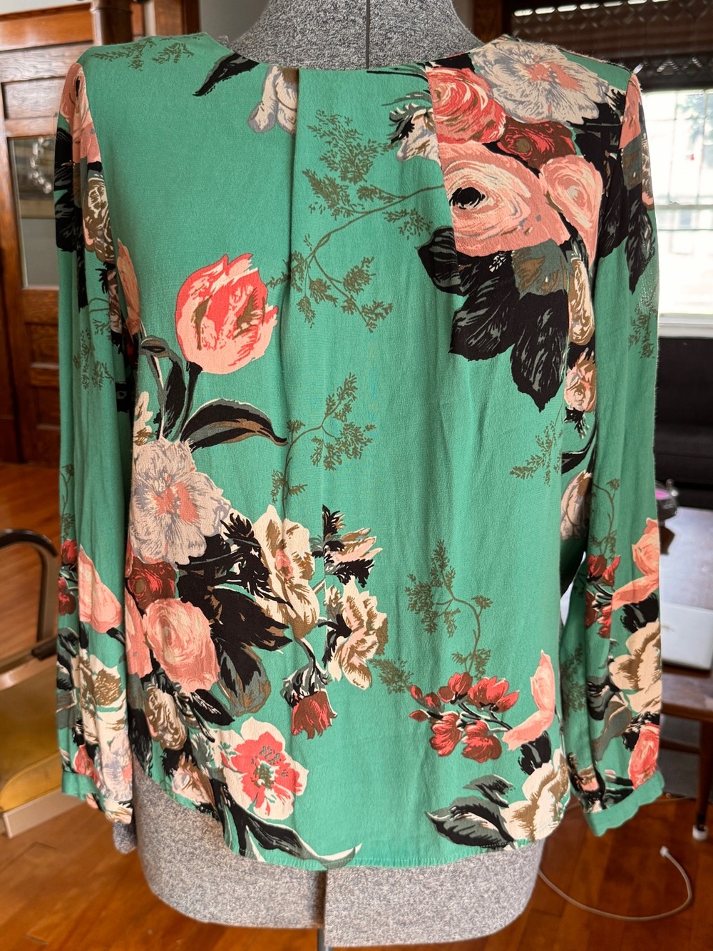 Boden Floral Viscose Flowy Blouse with Pink Roses Flowers Covered Buttons EUC 10